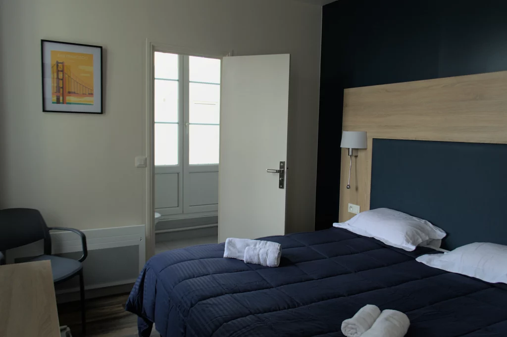 Photo d'une chambre simple, il y à un lit avec une couverture bleu
